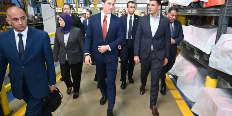 في أولى جولاته الميدانية.. وزير الصناعة: ملتزمون بدعم المصانع لرفع نسبة المكون المحلي وتطوير كفاءة الموردين 1 - جريدة الجمهورية في أولى جولاته الميدانية.. وزير الصناعة: ملتزمون بدعم المصانع لرفع نسبة المكون المحلي وتطوير كفاءة الموردين