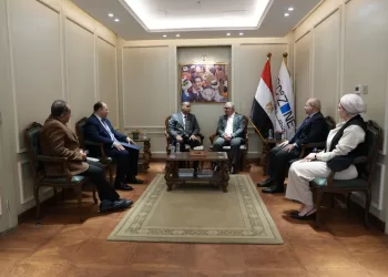 رئيس اقتصادية قناة السويس يستقبل وزير العمل لبحث التعاون والتكامل بين الجانبين