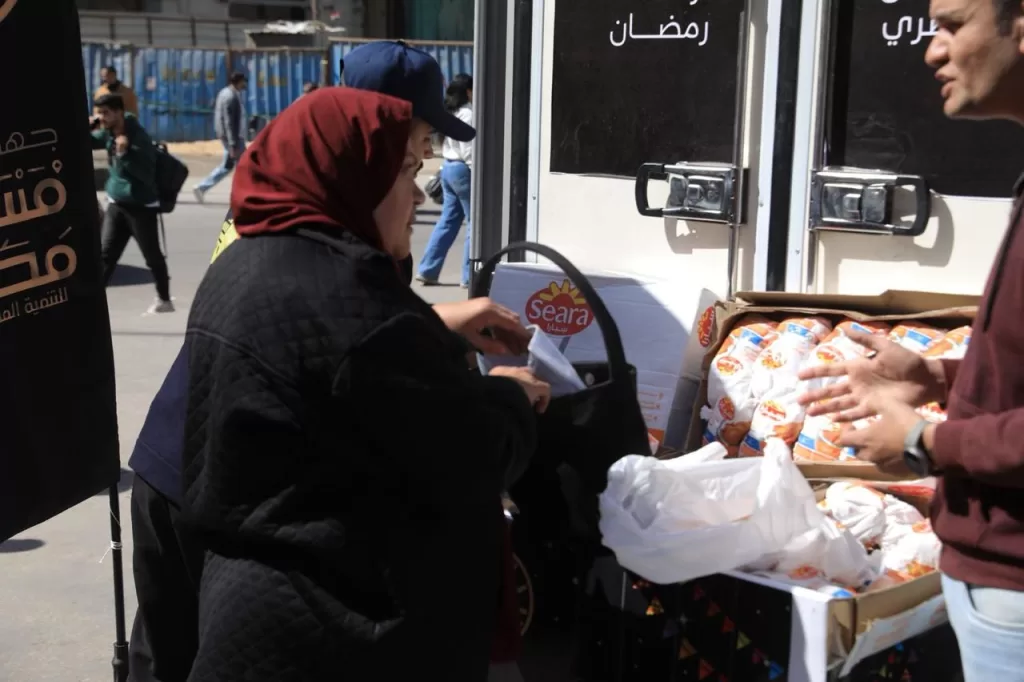 بـ90 جنيهًا للدجاجة.. إقبال كثيف على منافذ «سوبر توفير» التابعة لـ«مستقبل مصر» 2 - جريدة الجمهورية WhatsApp Image 2026 02 20 at 8.39.58 PM 1 - جريدة الجمهورية