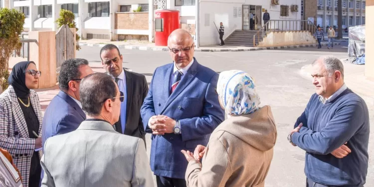 في خامس أيام عمله.. محافظ الإسكندرية يقتحم ملف «افتراش الأرصفة» ويوجه بإنشاء استراحات لأهالي مرضى «الشاطبي»
