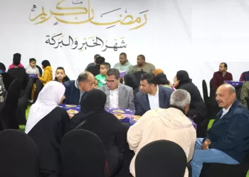 محافظ السويس يشارك مئات المواطنين «إفطار رمضان» بمنطقة الهاويس بحي الجناين