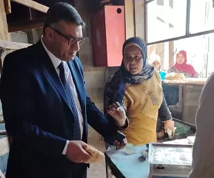 في جولة مفاجئة بمفرده.. محافظ قنا يحيل عاملين بالمخبز الآلي للتحقيق ويشيد بآخر لالتزامه بالمواصفات 1 - جريدة الجمهورية وزير الشباب والرياضة يستعرض استعدادات مصر لاستضافة الملتقى الإفريقي الأول لمكافحة المنشطات