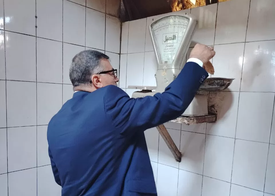 في جولة مفاجئة بمفرده.. محافظ قنا يحيل عاملين بالمخبز الآلي للتحقيق ويشيد بآخر لالتزامه بالمواصفات 2 - جريدة الجمهورية WhatsApp Image 2026 02 24 at 1.03.47 PM - جريدة الجمهورية