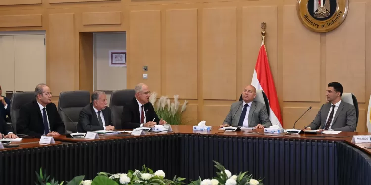 وزير الصناعة ومحافظ القاهرة ورئيس اتحاد الصناعات يُطلقون خطة استراتيجية شاملة لتطوير «شق الثعبان»