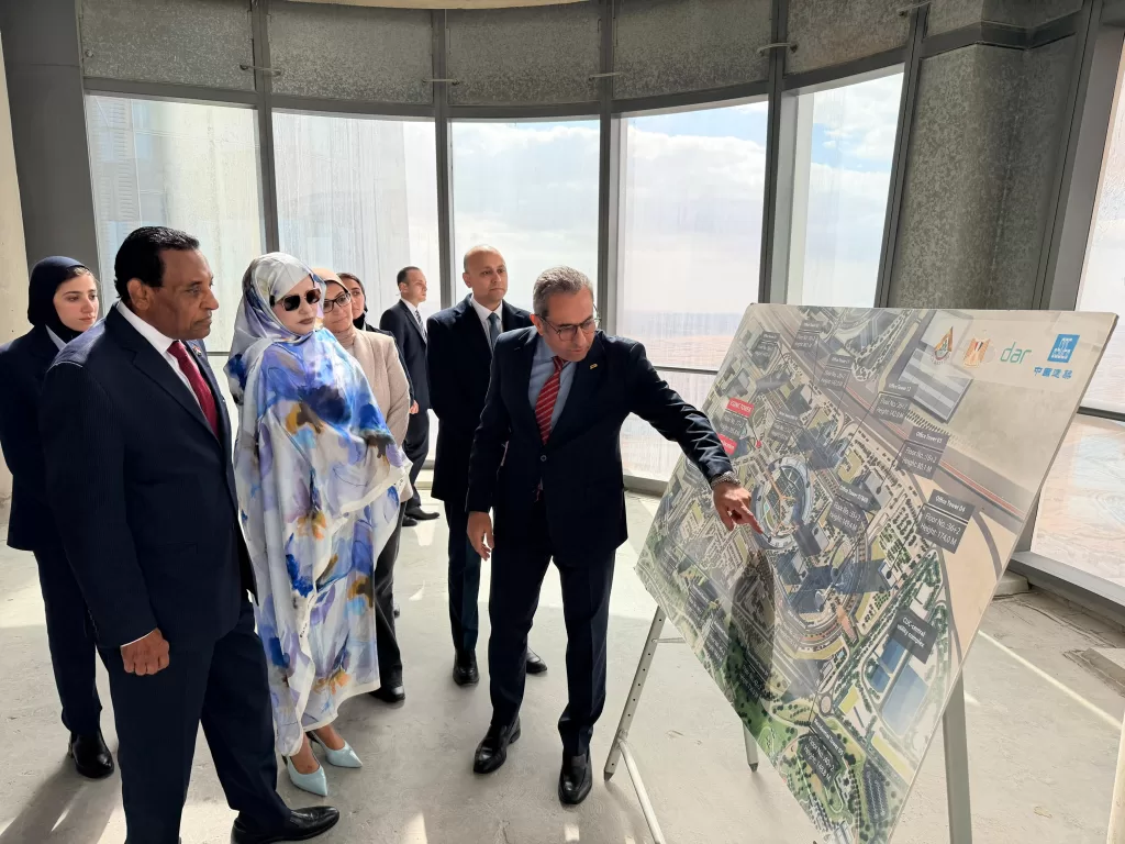 رئيس وزراء السودان يتفقد «العاصمة الجديدة».. ويشيد بالنهضة العمرانية المصرية من قمة البرج الأيقوني 4 - جريدة الجمهورية WhatsApp Image 2026 02 27 at 11.20.48 PM 5 - جريدة الجمهورية