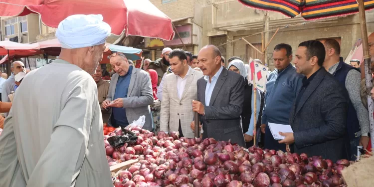 محافظ السويس في جولة مفاجئة بالأسواق: منع التعديات ورفع الإشغالات وضبط أسعار السلع بنسبة تخفيض 30% 1 - جريدة الجمهورية محافظ السويس في جولة مفاجئة بالأسواق: منع التعديات ورفع الإشغالات وضبط أسعار السلع بنسبة تخفيض 30%