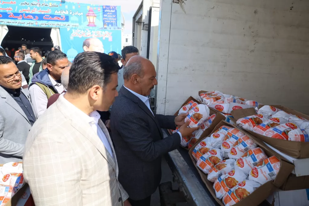 محافظ السويس في جولة مفاجئة بالأسواق: منع التعديات ورفع الإشغالات وضبط أسعار السلع بنسبة تخفيض 30% 2 - جريدة الجمهورية WhatsApp Image 2026 02 27 at 5.06.47 PM 2 - جريدة الجمهورية