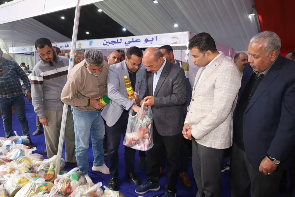 محافظ السويس في جولة مفاجئة بالأسواق: منع التعديات ورفع الإشغالات وضبط أسعار السلع بنسبة تخفيض 30% 5 - جريدة الجمهورية WhatsApp Image 2026 02 27 at 5.06.48 PM - جريدة الجمهورية