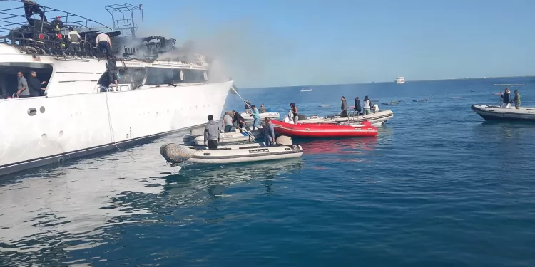 السيطرة على حريق بمركب سياحي في الغردقة دون إصابات.. بسبب «ماس كهربائي» 1 - جريدة الجمهورية السيطرة على حريق بمركب سياحي في الغردقة دون إصابات.. بسبب «ماس كهربائي»