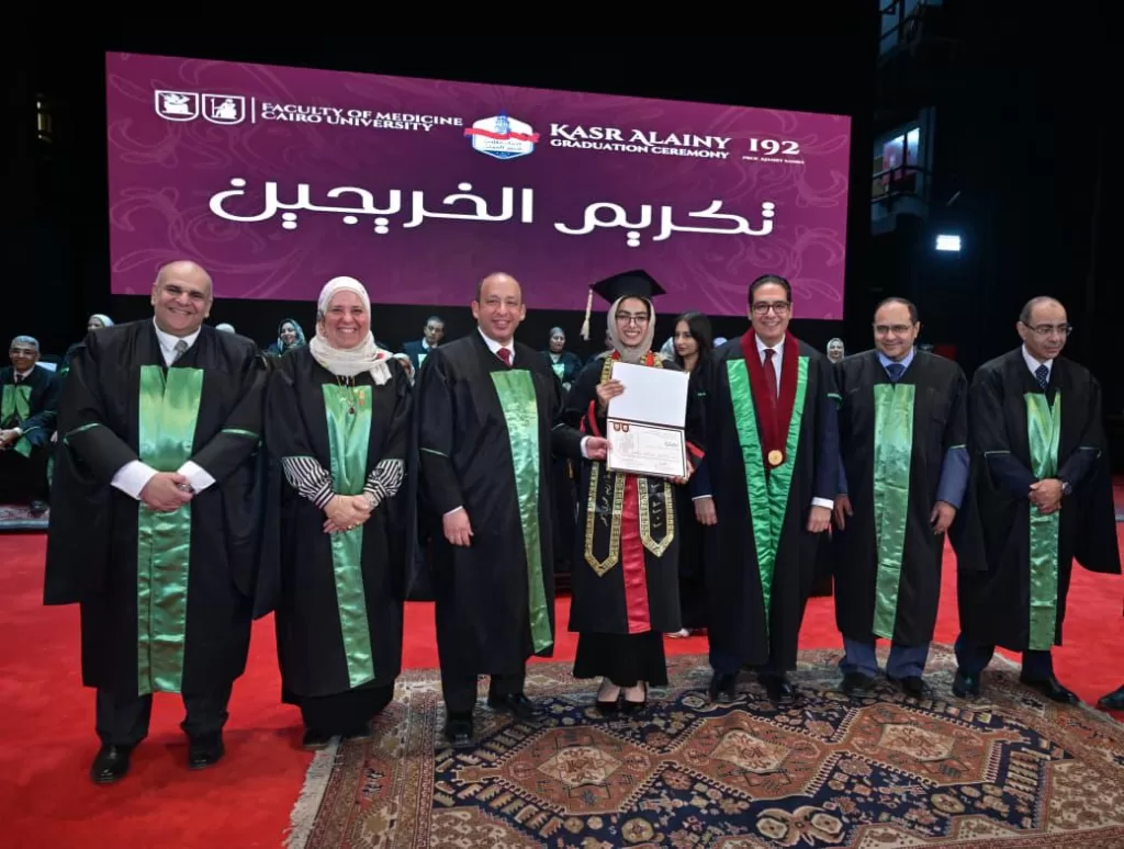 في احتفالية كبيرة بجامعة القاهرة.. تخريج الدفعة 192 بطب قصر العيني «دفعة الدكتور خيري السمرة» 6 - جريدة الجمهورية تخريج الدفعة 192 بطب قصر العيني دفعة الدكتور خيري السمرة - جريدة الجمهورية