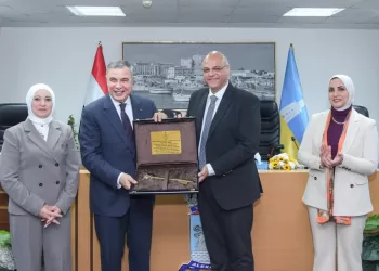 أيمن عطية يكرم الفريق أحمد خالد محافظ الإسكندرية السابق 2 - جريدة الجمهورية أيمن عطية يكرم الفريق أحمد خالد محافظ الإسكندرية السابق