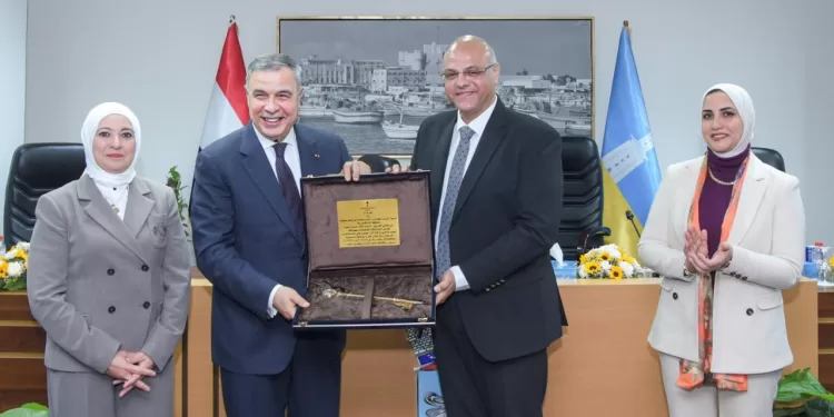 أيمن عطية يكرم الفريق أحمد خالد محافظ الإسكندرية السابق