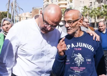 أيمن عطية «واحد من الناس».. محافظ الإسكندرية يلتقي المواطنين بحارات الجمرك وأزقة باكوس للاستماع لمشاكلهم