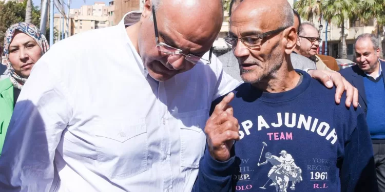 أيمن عطية «واحد من الناس».. محافظ الإسكندرية يلتقي المواطنين بحارات الجمرك وأزقة باكوس للاستماع لمشاكلهم 1 - جريدة الجمهورية أيمن عطية «واحد من الناس».. محافظ الإسكندرية يلتقي المواطنين بحارات الجمرك وأزقة باكوس للاستماع لمشاكلهم