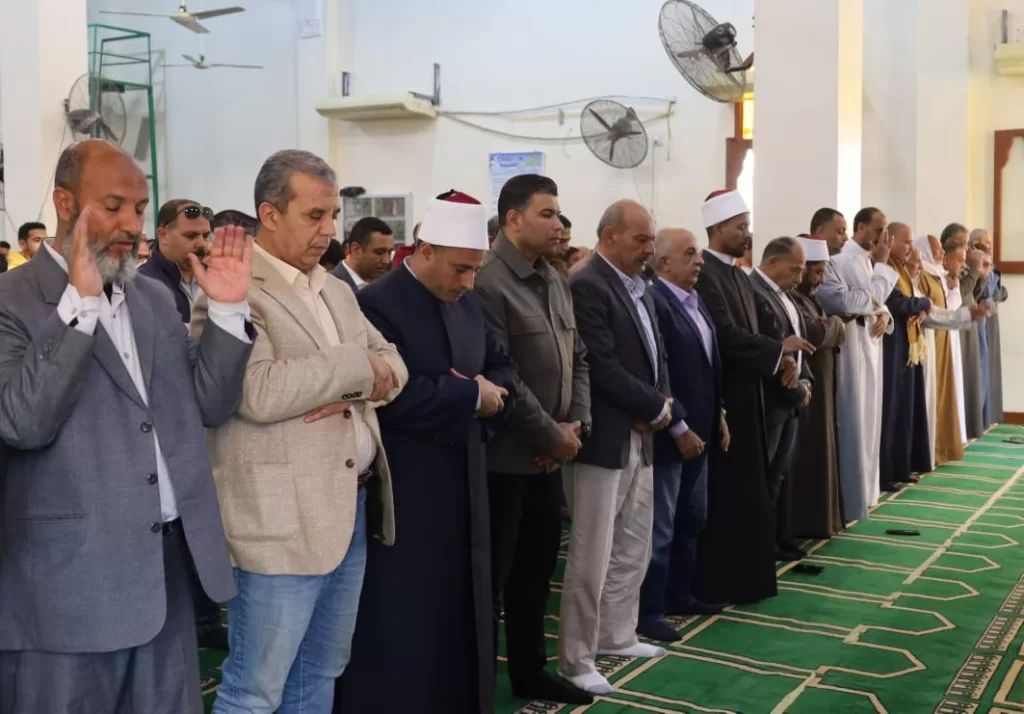 في جولة ميدانية بالقطاع الريفي.. محافظ السويس يؤدي صلاة الجمعة بقرية «العمدة» 5 - جريدة الجمهورية صصصص - جريدة الجمهورية