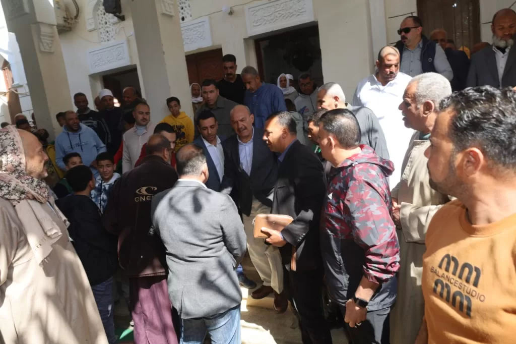 في جولة ميدانية بالقطاع الريفي.. محافظ السويس يؤدي صلاة الجمعة بقرية «العمدة» 6 - جريدة الجمهورية صصصصص - جريدة الجمهورية
