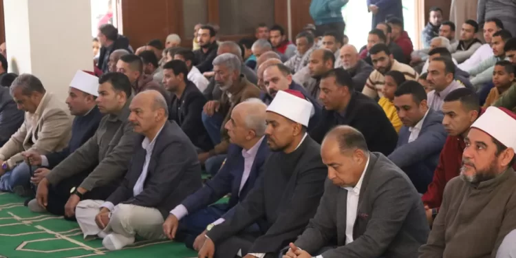 في جولة ميدانية بالقطاع الريفي.. محافظ السويس يؤدي صلاة الجمعة بقرية «العمدة» 1 - جريدة الجمهورية في جولة ميدانية بالقطاع الريفي.. محافظ السويس يؤدي صلاة الجمعة بقرية «العمدة»