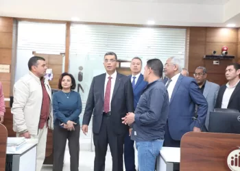 في أول يوم عمل.. محافظ البحر الأحمر الجديد يتفقد إدارات الديوان العام ويحاور الموظفين