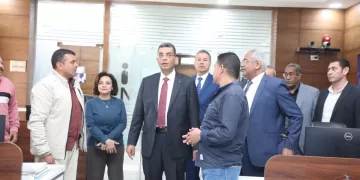 في أول يوم عمل.. محافظ البحر الأحمر الجديد يتفقد إدارات الديوان العام ويحاور الموظفين