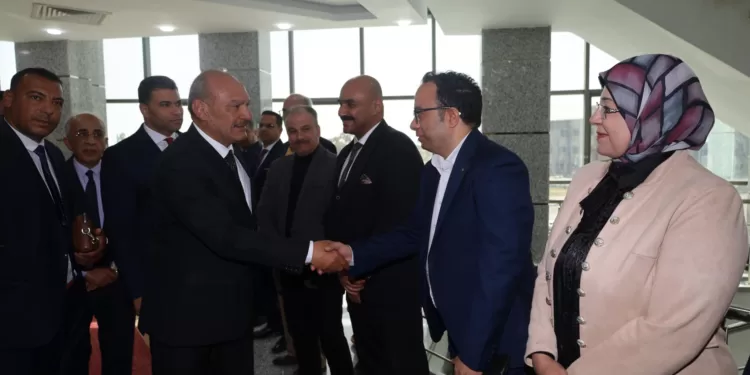 القيادات التنفيذية تستقبل محافظ السويس في أول يوم عمل بديوان عام المحافظة