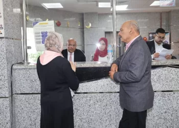 محافظ السويس يتفقد إدارات الديوان العام 4 - جريدة الجمهورية محافظ السويس يتفقد إدارات الديوان العام