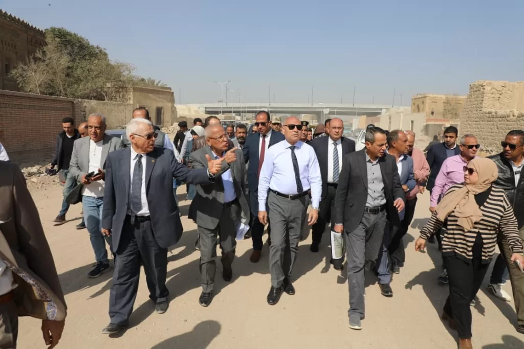 تطوير موقف السيدة عائشة لاستعادة الوجه الحضاري للمنطقة 3 - جريدة الجمهورية محافظ القاهرة في جولة تفقدية للمنطقة المحيطة بميدان السيدة عائشة1 1 - جريدة الجمهورية