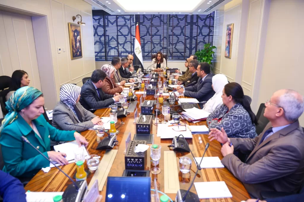 د. منال عوض: لن نسمح إلا بمشروعات حقيقية تخدم التحول الأخضر وتتحول بإنجازات ملموسة على أرض الواقع 3 - جريدة الجمهورية منال2 - جريدة الجمهورية