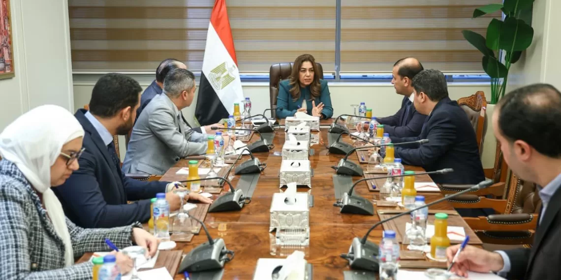 د. منال عوض: تنسيق كامل لتنفيذ الاستراتيجيات والمشروعات بكفاءة وفاعلية لتحسين الأداء وإعلاء البعد البيئي في مجالات التنمية المحلية