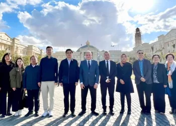 جامعة القاهرة تستقبل وفد «جامعة بكين» لتعزيز الشراكة الاستراتيجية ووضع الأطر النهائية لبرامج التعاون المشترك 4 - جريدة الجمهورية جامعة القاهرة تستقبل وفد «جامعة بكين» لتعزيز الشراكة الاستراتيجية ووضع الأطر النهائية لبرامج التعاون المشترك