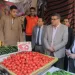 محافظ قنا يُجري جولة مفاجئة بسوق «السهاريج» لضبط الأسعار ومتابعة توافر السلع الغذائية