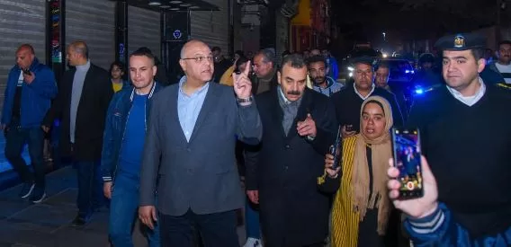 «محافظ الإسكندرية» يقود حملة مكبرة لمتابعة الالتزام بمواعيد غلق المحال الجديدة ويشدد على الحسم مع المخالفين 2 - جريدة الجمهورية 1 99 - جريدة الجمهورية