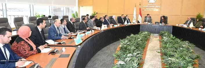 وزيرا الإسكان والصناعة يبحثان ترفيق المناطق الصناعية وتشكيل «مجالس أمناء» لإدارة المرافق بالمدن الجديدة 10 - جريدة الجمهورية 10 18 - جريدة الجمهورية