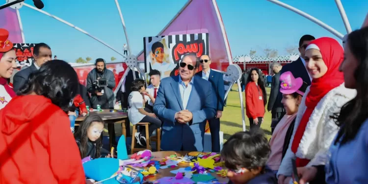 طالبة بـ «حقوق القاهرة» على مائدة الرئيس.. «شهد» تجسد تقدير الدولة لشباب الجامعات في احتفالية العيد