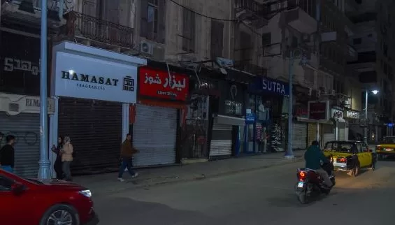 «محافظ الإسكندرية» يقود حملة مكبرة لمتابعة الالتزام بمواعيد غلق المحال الجديدة ويشدد على الحسم مع المخالفين 12 - جريدة الجمهورية 11 21 - جريدة الجمهورية