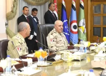 الفريق أشرف سالم زاهر يلتقى عدداً من مقاتلى الجيشين الثانى والثالث الميدانيين