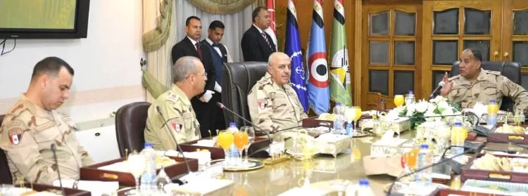 الفريق أشرف سالم زاهر يلتقى عدداً من مقاتلى الجيشين الثانى والثالث الميدانيين