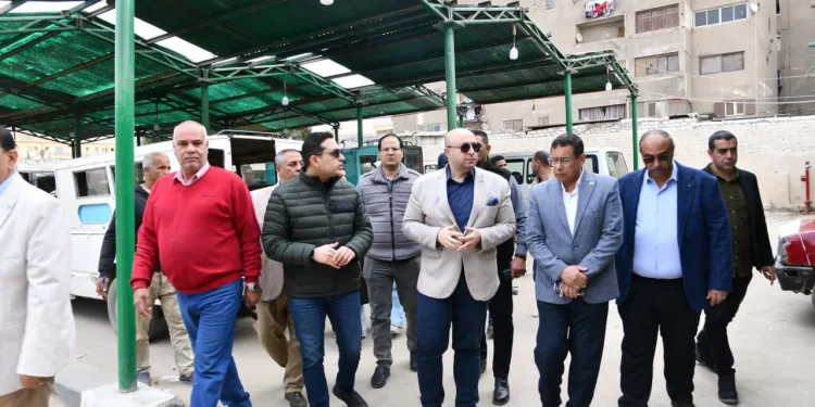 محافظ الفيوم يتفقد سير العمل بمواقف سيارات الأجرة.. ويتابع أعمال التطوير بمواقف الجامعة وسنهور ودمو