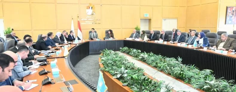 وزيرا الإسكان والصناعة يبحثان ترفيق المناطق الصناعية وتشكيل «مجالس أمناء» لإدارة المرافق بالمدن الجديدة 3 - جريدة الجمهورية 2 68 - جريدة الجمهورية