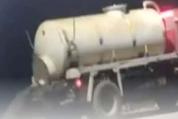 «محافظ الإسكندرية» يُحيل سائقاً بشركة الصرف الصحي للنيابة العامة لتفريغه حمولة سيارة بالطريق العام 2 - جريدة الجمهورية 21 2 - جريدة الجمهورية