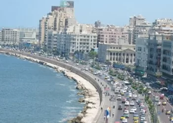 محافظ الإسكندرية يتفقد ديوان عام المحافظة لتقديم التهنئة للعاملين بمناسبة عيد الفطر