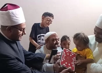 بعد سخرية السوشيال ميديا.. وزير الأوقاف يجبر خاطر مواطن وأسرته بأسوان