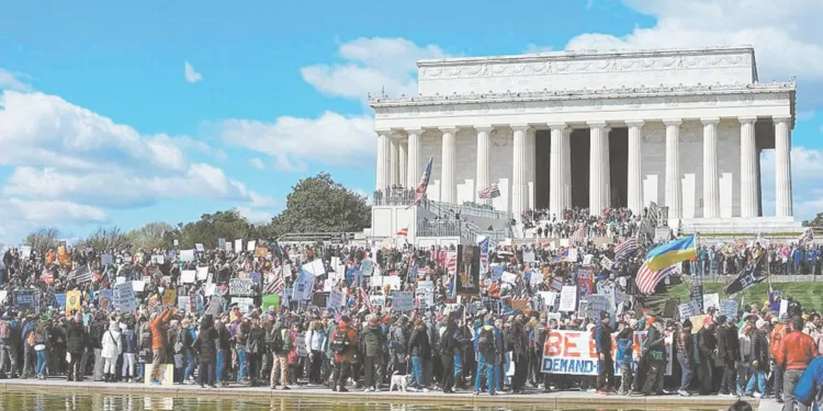احتجاجات.. «لا ملوك»… غضب عابر للقارات
