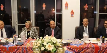 وزير الكهرباء يشارك العاملين بمركز التحكم في الطاقة إفطارهم ويطمئن على جودة التغذية الكهربائية