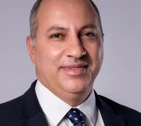 رئيس جامعة القاهرة يُهنئ فريق «قصر العيني» لنجاحه في استئصال ورم نادر من قلب مريض بـ «جراحة دقيقة»