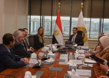 وزير الصناعة يبحث مع «مرسيدس-بنز إيجيبت» التوسع في التصنيع المحلي وتوطين الصناعات المغذية