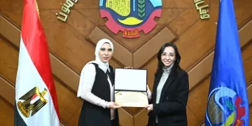 عقب تكريمها من قرينة رئيس الجمهورية.. محافظ البحيرة تستقبل «بطلة مصر للمهارات» في الميكانيكا