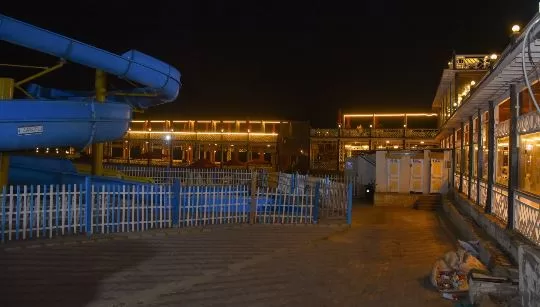 «محافظ الإسكندرية» يقود حملة مكبرة لمتابعة الالتزام بمواعيد غلق المحال الجديدة ويشدد على الحسم مع المخالفين 9 - جريدة الجمهورية 8 25 - جريدة الجمهورية