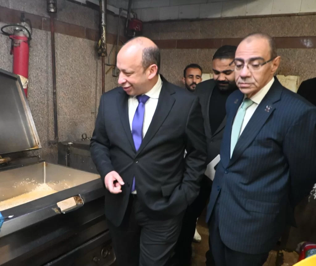 عميد طب قصر العيني يقود جولة تفقدية شاملة للمطبخ الرئيسي ومخازن التغذية بالمستشفيات خلال شهر رمضان 3 - جريدة الجمهورية WhatsApp Image 2026 03 02 at 2.30.27 PM 1 - جريدة الجمهورية