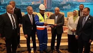 «عصمت» يشارك العاملين بشركات الكهرباء والنقابة العامة للمرافق إفطارهم السنوي