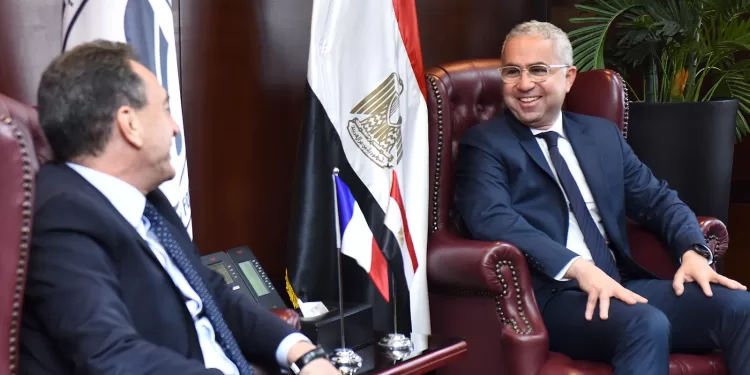 وزير الشباب والرياضة يبحث مستجدات تنفيذ «ستاد النادي المصري» الجديد